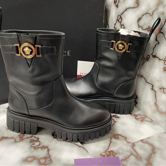 VERSACE BOOTIE H. 25 VITELLO
NERO-ORO NEW IN BOX SIZE 38.5 - Picture 3 of 13